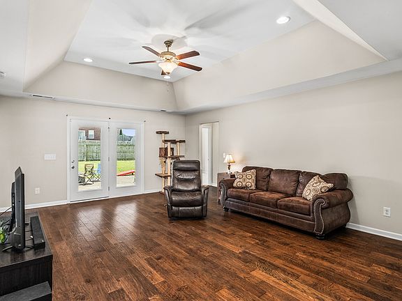 3rd image of 225 Leah Ct