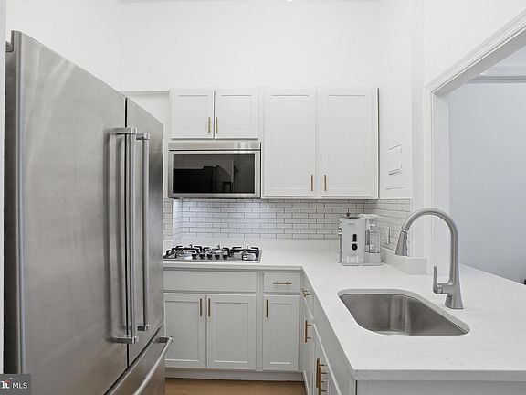3rd image of 313 C St SE