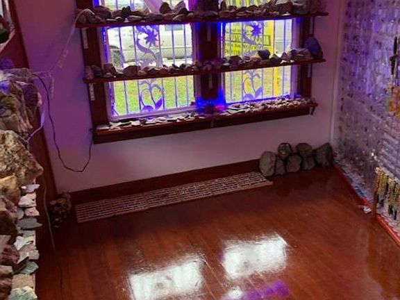 5th image of 1585 Garden Ave
