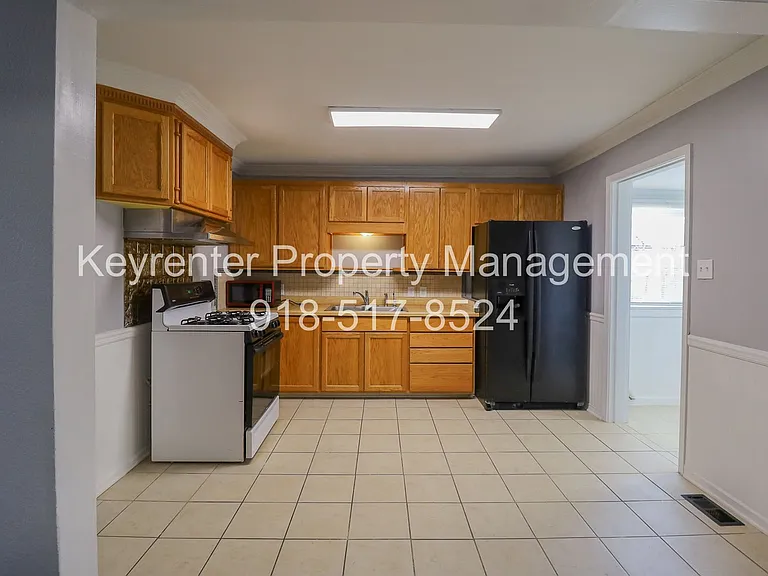 5330 W 2nd St — Photo 6