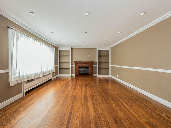 3rd image of 1545 Victory Blvd