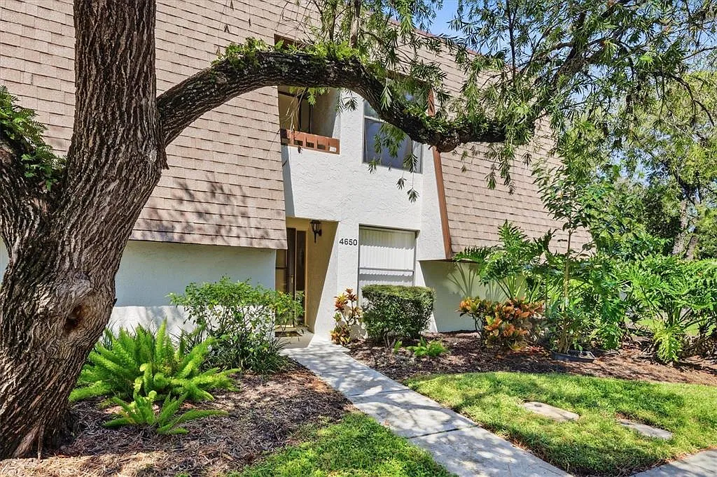 2 bed, 2.0 bath, 967 sqft, $1,900 — Photo 2