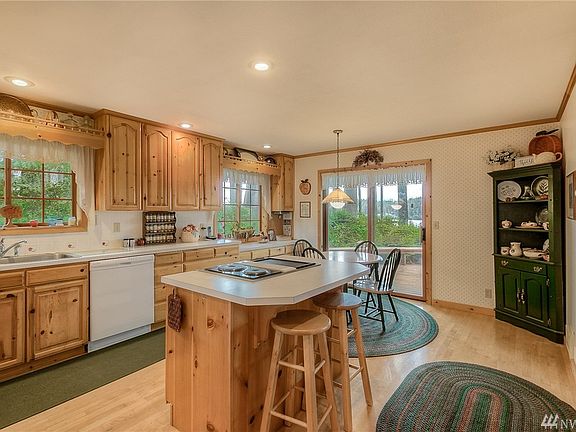 5th image of 569 E Pointes Dr W