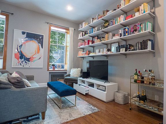 3rd image of 320 Clermont Ave APT 2