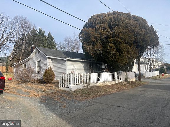 4th image of 230 South St SE
