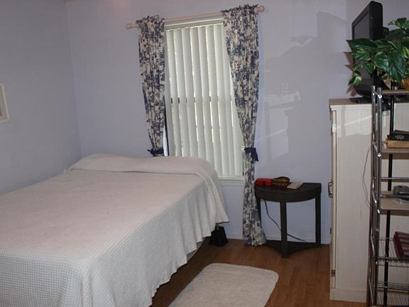 5th image of 215 Brittany Ln