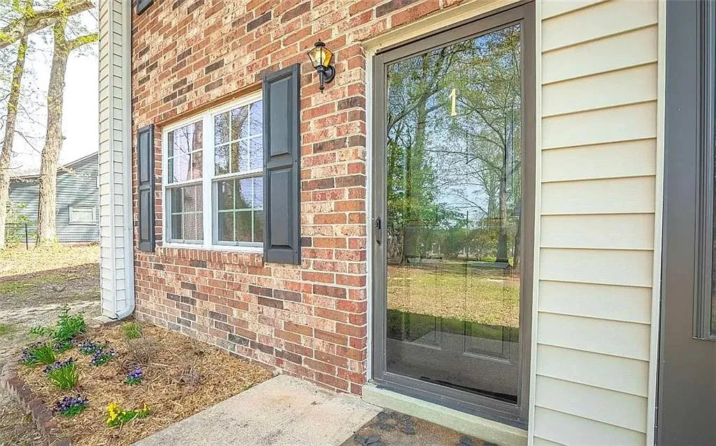 2 bed, 1.5 bath, 986 sqft, $1,700 — Photo 2