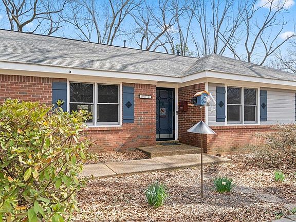 2nd image of 1044 Kings Park Rd