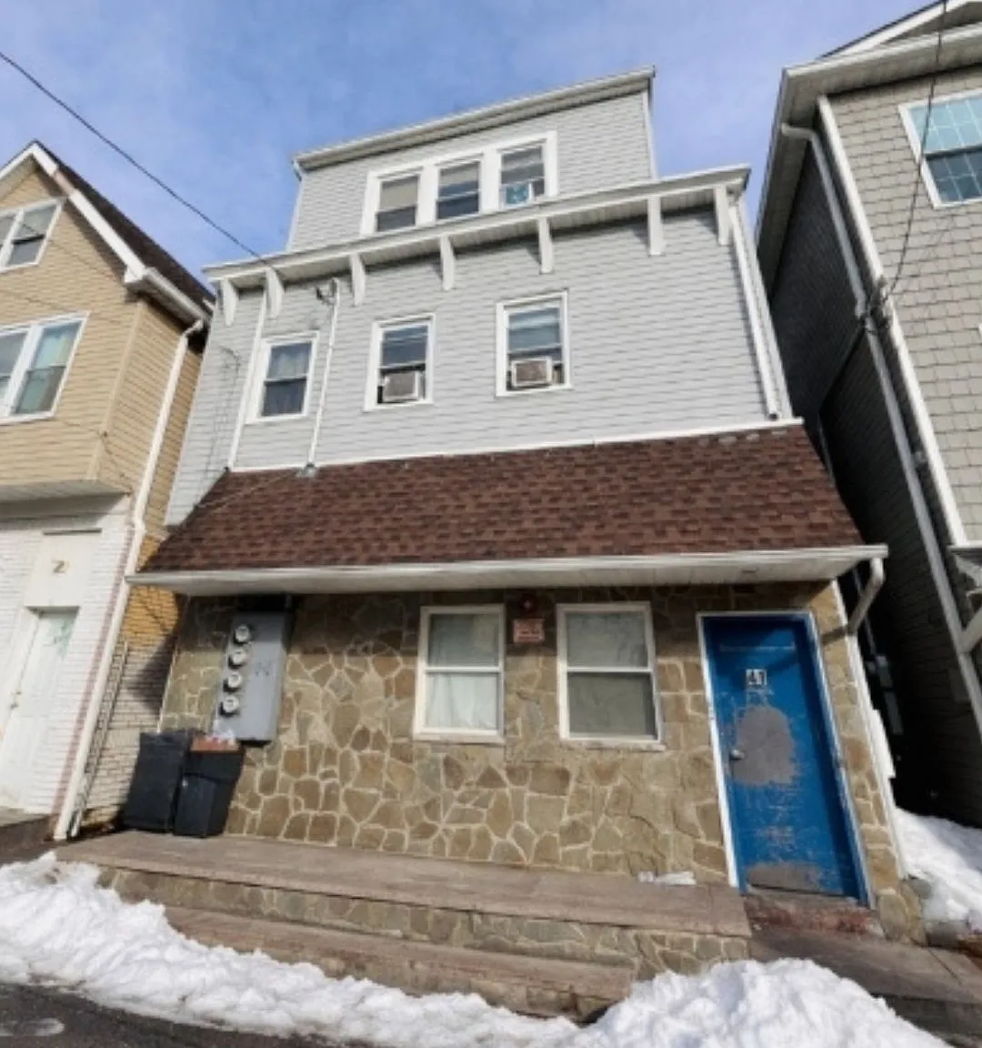 3 bed, 1000 sqft, $2,150 — Photo 1