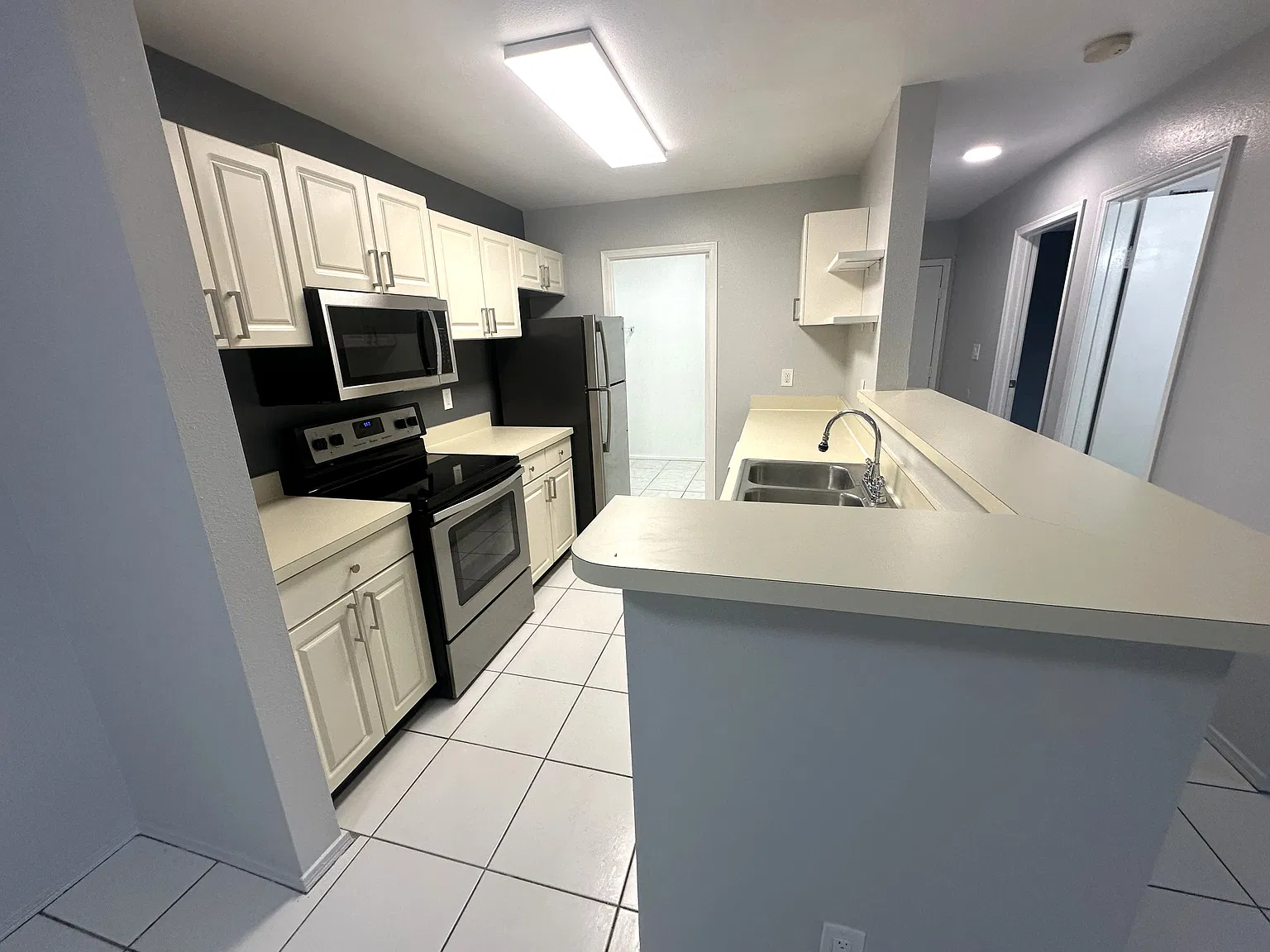 2 bed, 890 sqft, $1,675 — Photo 2