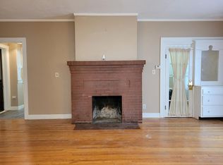 512 College Ave APT 1, Dekalb, IL 60115