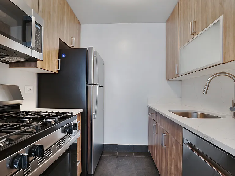 300 Mercer St #10B — Photo 4
