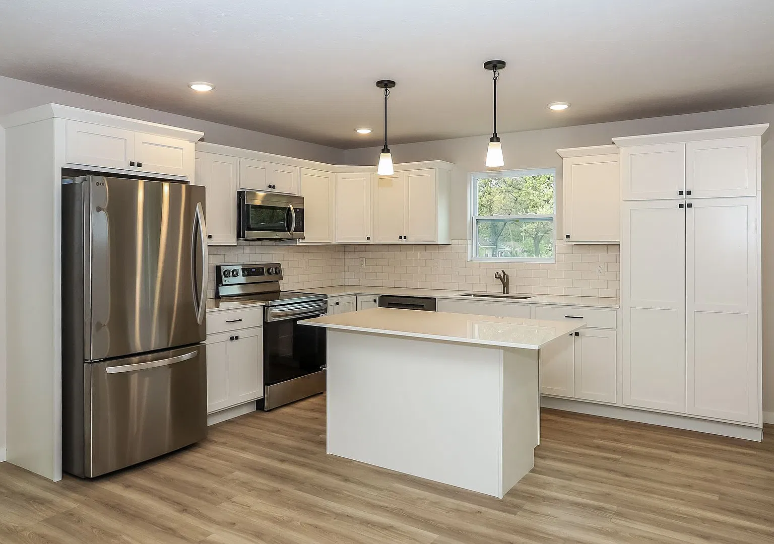 1 Month FREE Rent! Applied to Your First Full Month. Terms & Conditions Apply. — Photo 3