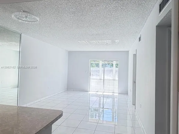 120 Royal Palm Rd APT 111, Hialeah Gardens, FL 33016