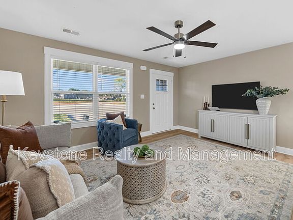 4th image of 302 Wisteria Ln