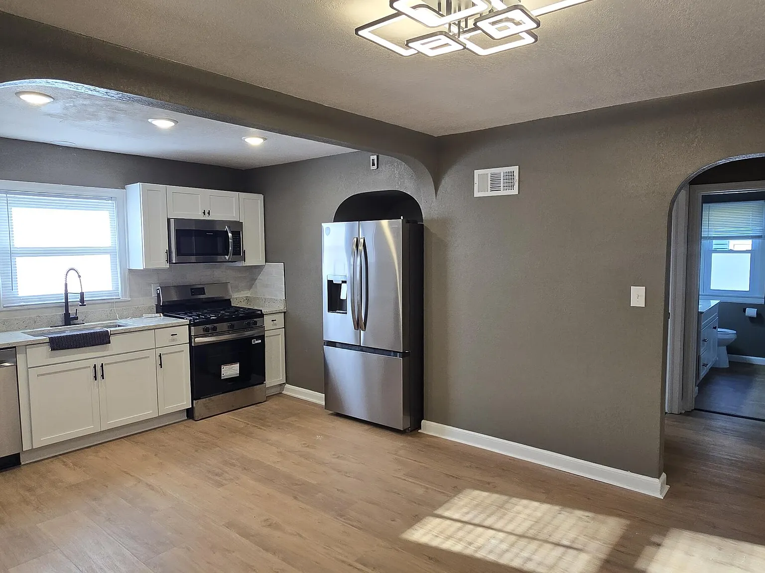 3 bed, 1.0 bath, 950 sqft, $2,100 — Photo 2