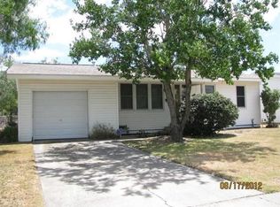 337 S Chiltipin St, Sinton, TX 78387
