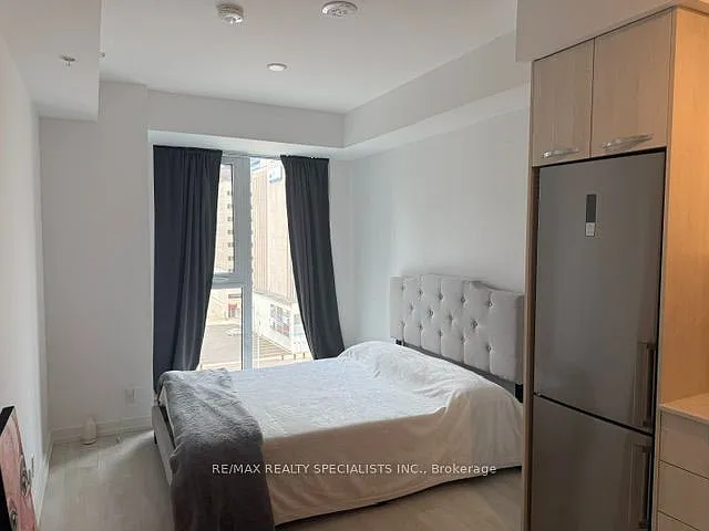 75 James St S #708 — Photo 5