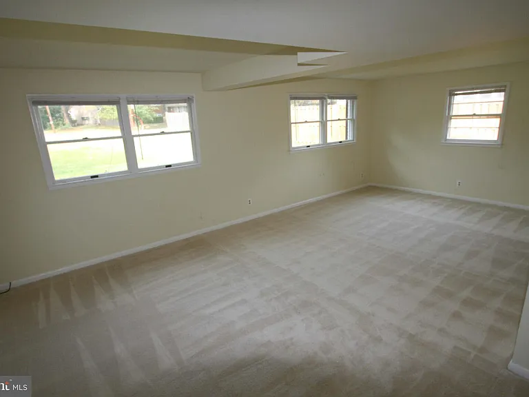 1103 Roberta Ct — Photo 16