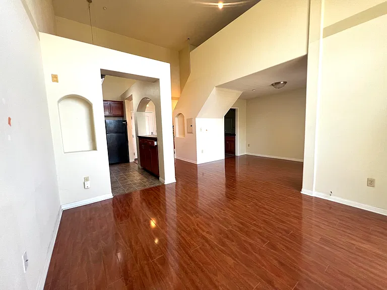1154 Bellevue APT — Photo 4