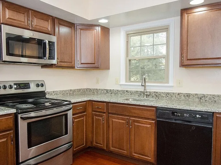 10336 Hampshire Green Ave — Photo 5