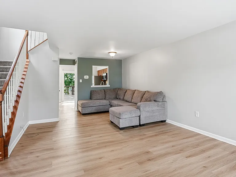 Living Room / view from Front Door