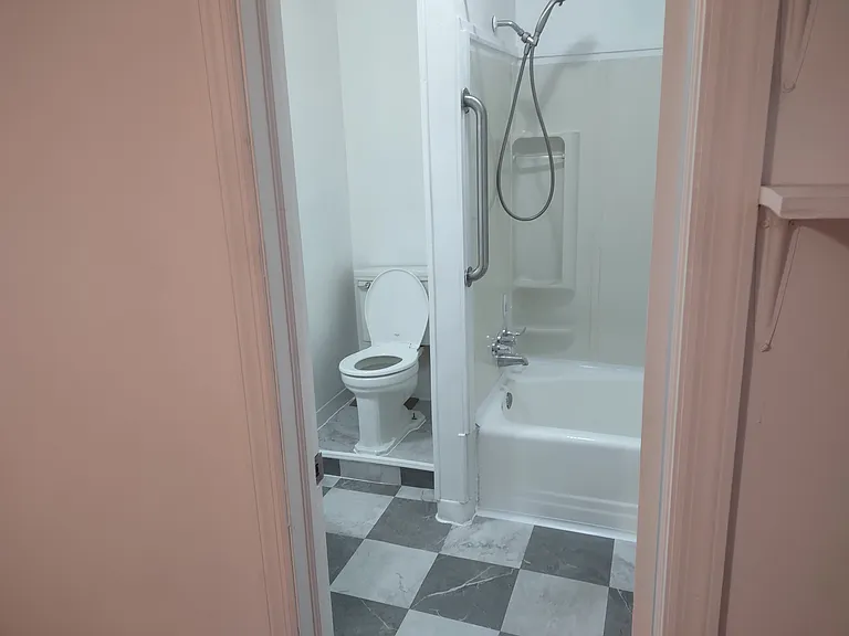 402 N Main St — Photo 4
