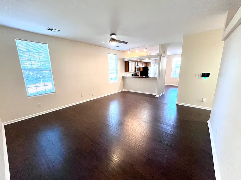 220 Shannon Ct — Photo 11