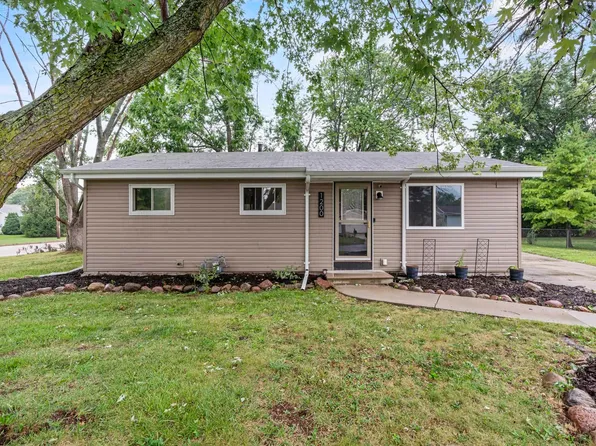 1200 Fieldcrest Dr, Menasha, WI 54952