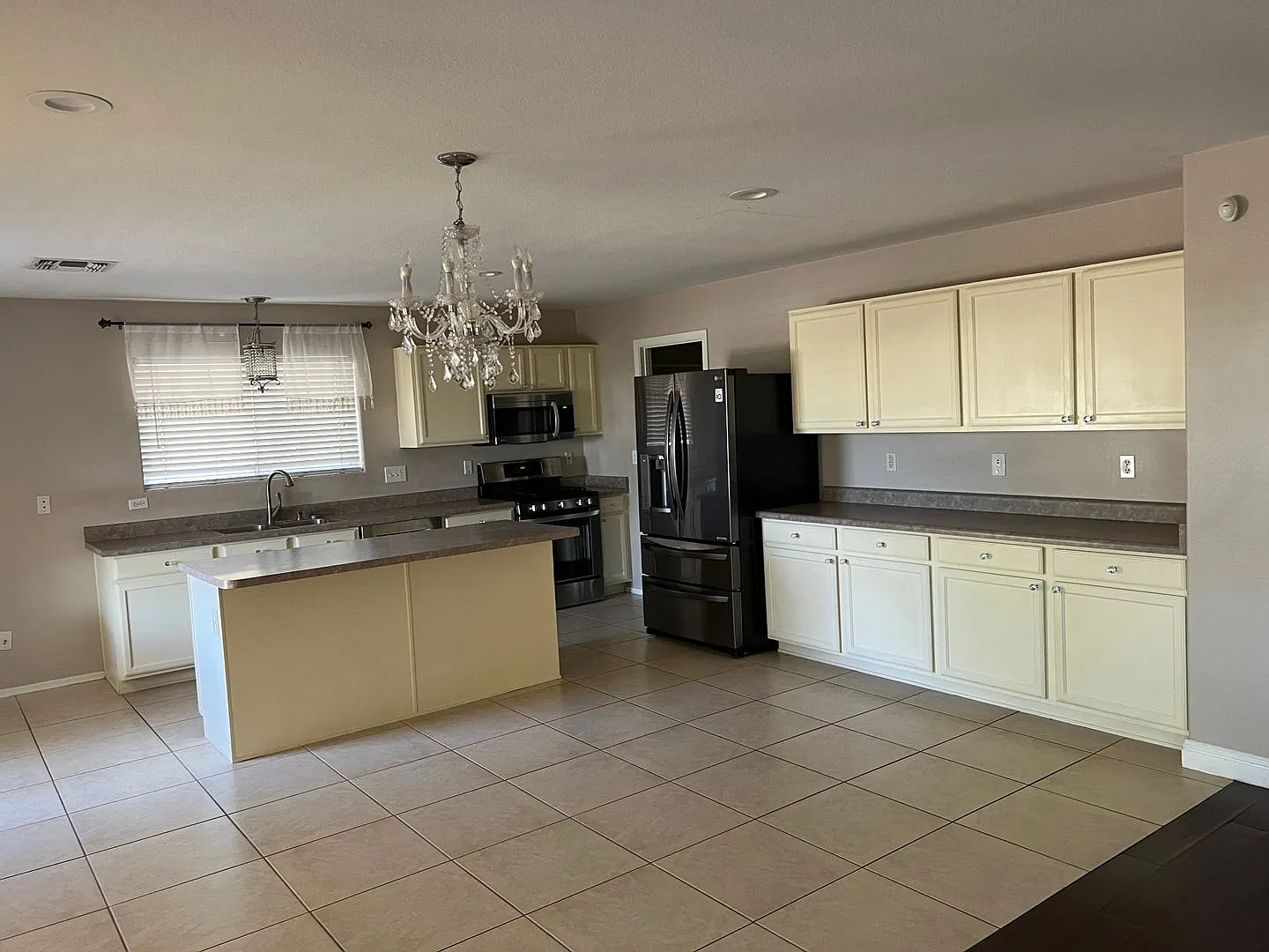 Spacious 4 Bedroom 2.5 Bath Home with Pool in Oro Valley — Photo 3