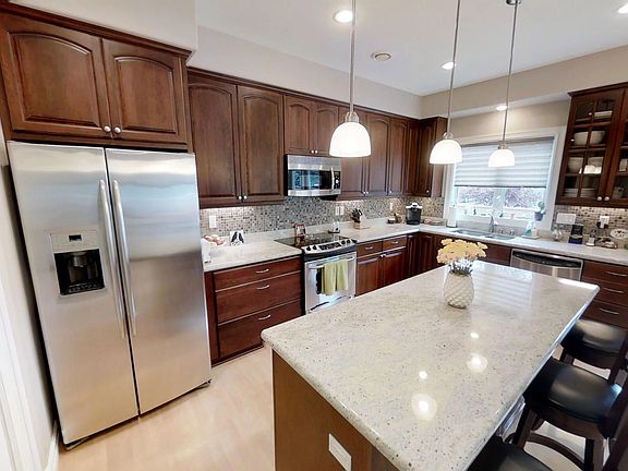 5th image of 482 W Pointe Cir