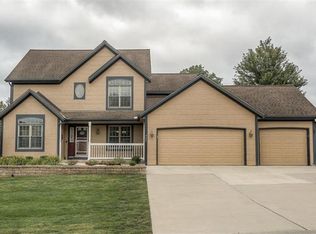 527 Hithergreen Dr, Lansing, KS 66043