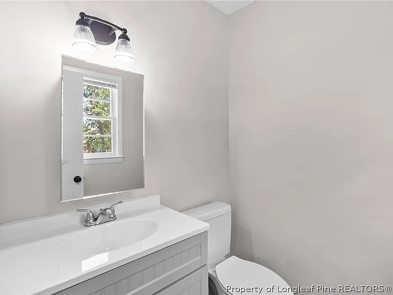 672 Walker St — Photo 13