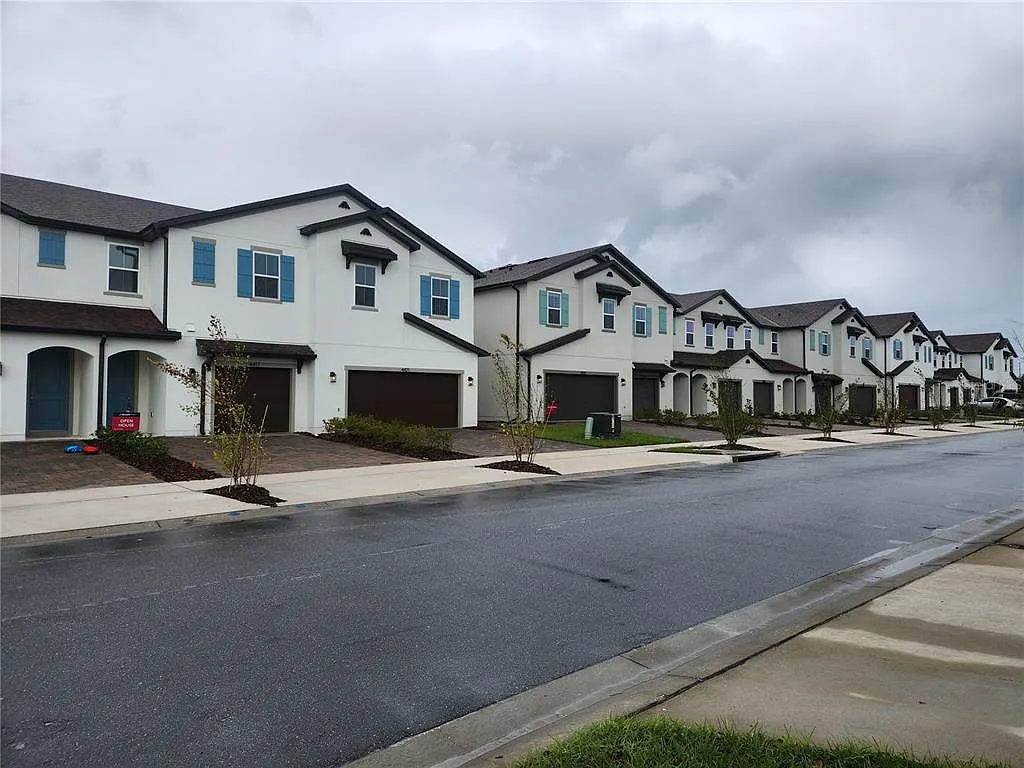 3 bed, 2.5 bath, 1628 sqft, $2,400 — Photo 2