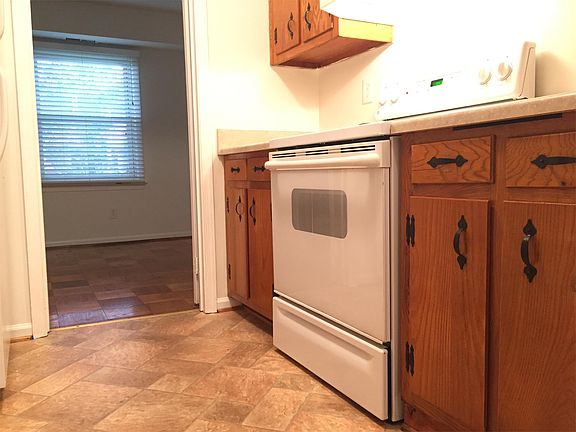 5th image of 404 Jackson St APT 114