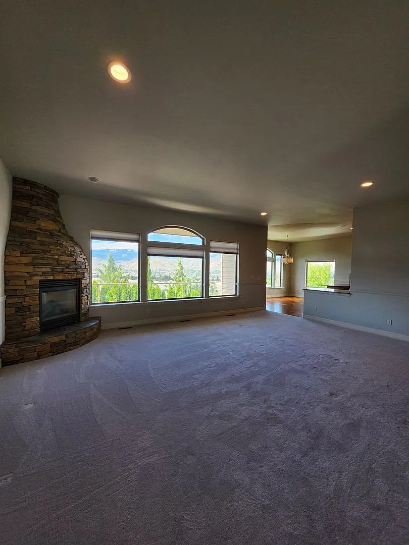 Gorgeous Fully Furnished 4-Bedroom and 3-Bathroom Home in Briarwood — Photo 4