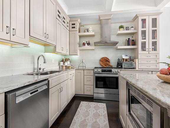 2nd image of 2253 W Foster Ave #2