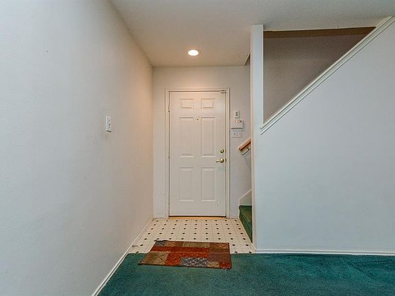 3rd image of 903 Oak West Dr