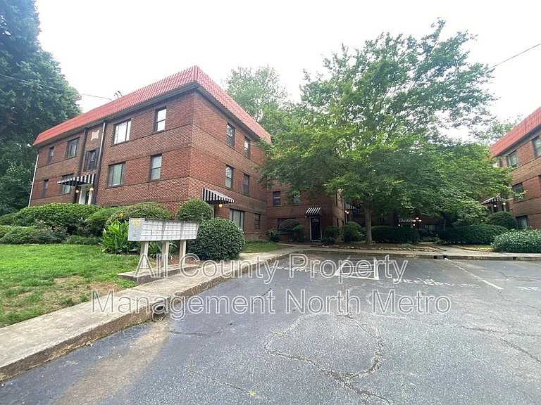 702 Argonne Ave NE #1 — Photo 2