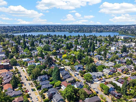 4th image of 409 NE 60th Street