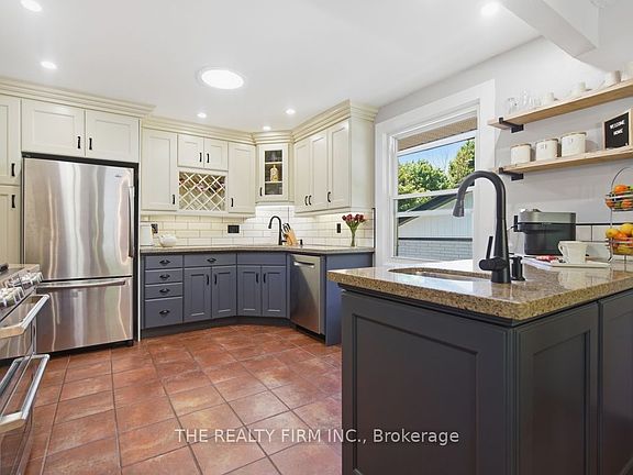 4th image of 742 Cranbrook Rd