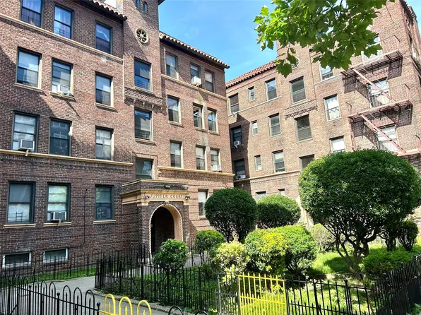 6264 Saunders St #3H, Rego Park, NY 11374