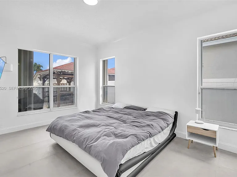 5374 SW 33rd Ave — Photo 9
