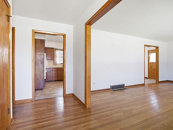 4th image of 3272 Saxon Dr