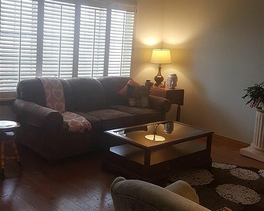 3rd image of 731 E Joshua Dr
