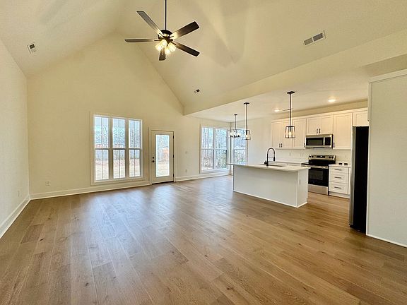 4th image of 541 Eugenia St