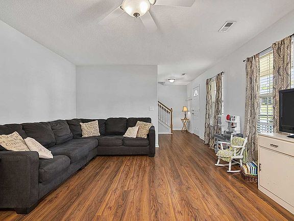 5th image of 225 Basswood Dr