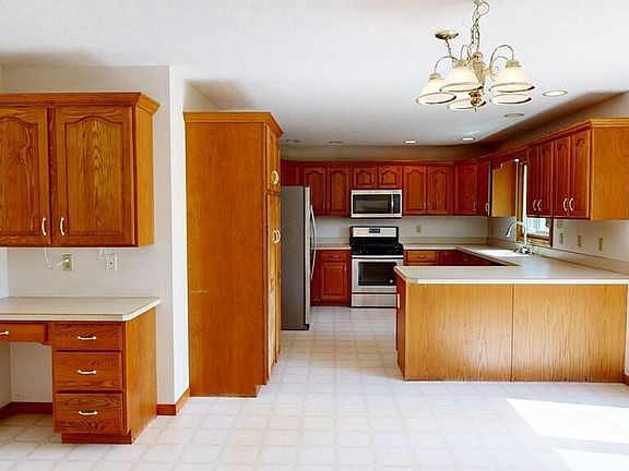 5th image of 253 Greenbriar Dr