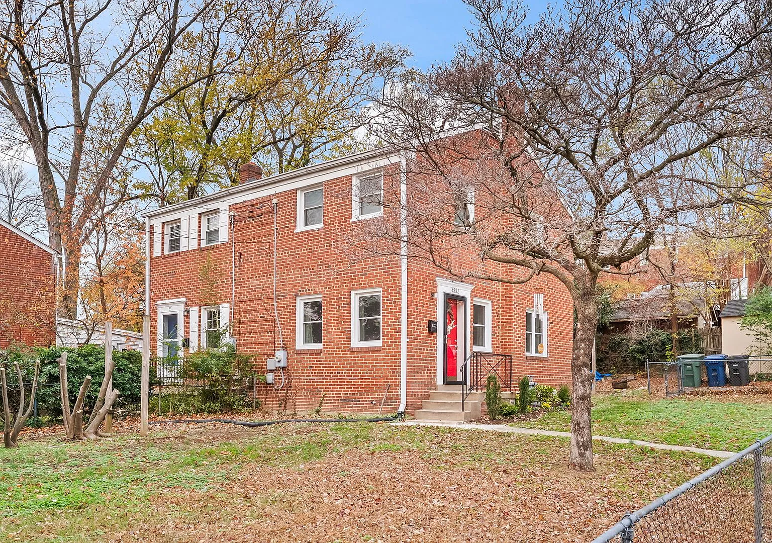 Bright 2BR/2BA Home with Private Backyard in Alexandria — Photo 3
