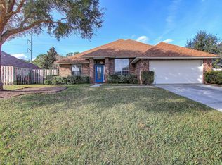 5581 London Lake Dr W, Jacksonville, FL 32258